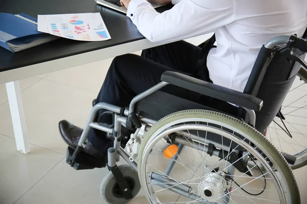 Biznesmen Wózku Inwalidzkim Praca Laptopem Biurze — Zdjęcie stockowe