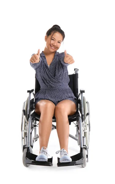 Asian Kobieta Wózku Inwalidzkim Wyświetlono Gest Kciuk Ups Białym Tle — Zdjęcie stockowe