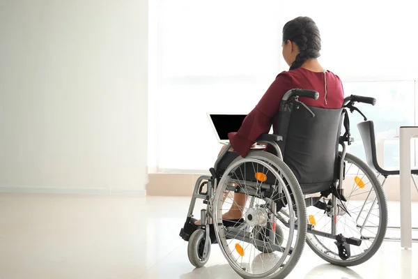 Mujer Asiática Silla Ruedas Trabajando Con Portátil Oficina — Foto de Stock