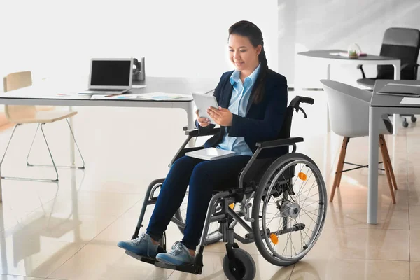 Mujer Asiática Silla Ruedas Trabajando Con Tablet Oficina — Foto de Stock