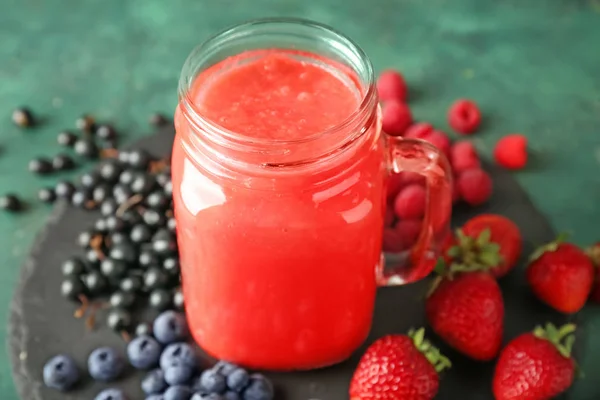 Einmachglas Mit Leckerem Roten Smoothie Und Beeren Auf Schieferteller — Stockfoto