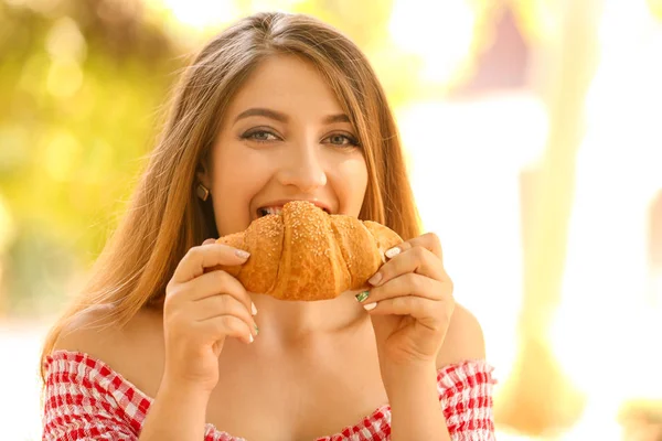 Mujer Comiendo Sabroso Croissant Aire Libre —  Fotos de Stock