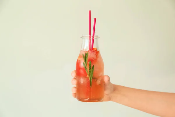 Botella Mano Femenina Limonada Pomelo Refrescante Sobre Fondo Claro —  Fotos de Stock