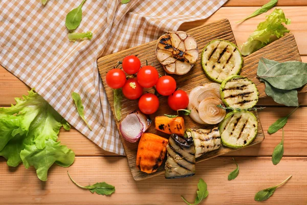 Tablero Madera Con Sabrosas Verduras Parrilla Mesa —  Fotos de Stock