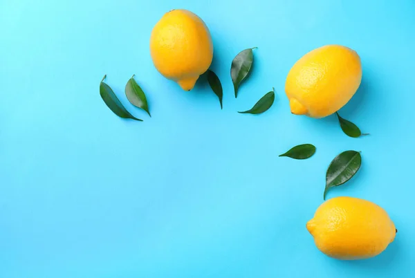 Целые Спелые Лимоны Цветном Фоне — стоковое фото