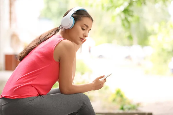 Sporty Young Woman Listening Music Outdoors — Stock Photo, Image