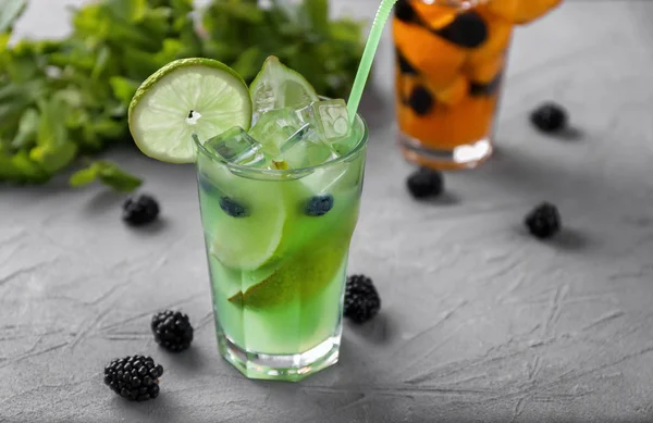 Glass Refreshing Summer Cocktail Table — Stock Photo, Image