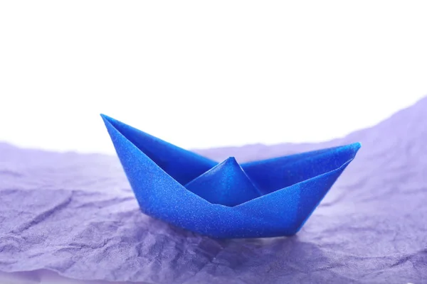 Βάρκα Origami Τσαλακωμένο Χαρτί Λευκό Φόντο — Φωτογραφία Αρχείου
