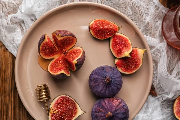Plate Fresh Ripe Figs Wooden Table — Stock Photo, Image