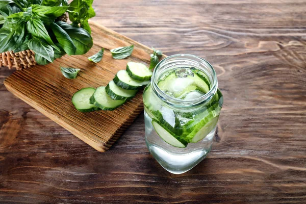 Tarro Agua Infundida Pepino Sobre Mesa Madera —  Fotos de Stock