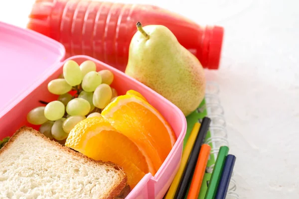 Scatola Pranzo Con Cibo Appetitoso Cancelleria Tavolo Leggero — Foto Stock