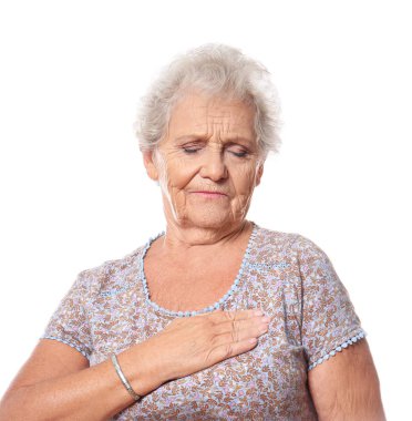 Beyaz arka plan karşı kalp krizi geçiren kadın kıdemli