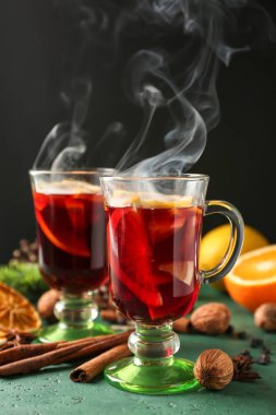 Cam bardak renk tablosu lezzetli sıcak mulled şarap