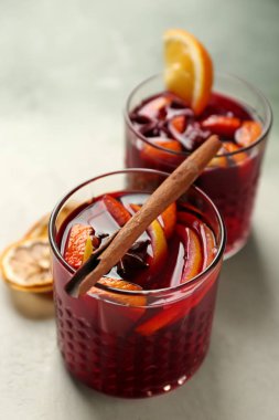 Masa lambası lezzetli mulled şarap gözlük