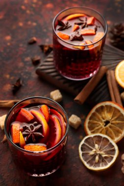 Renk tablosu lezzetli mulled şarap gözlük