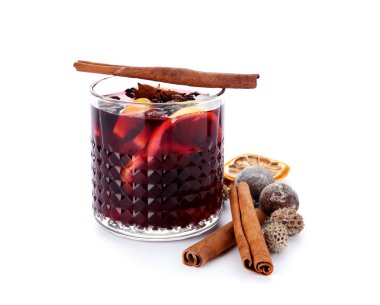 Beyaz zemin üzerine lezzetli mulled şarap