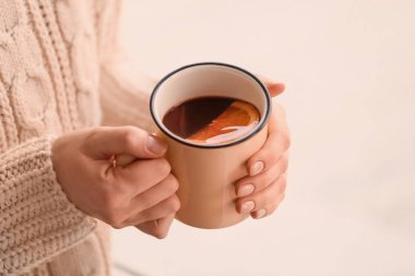 Metal fincan lezzetli tutan kadın mulled şarap, portre