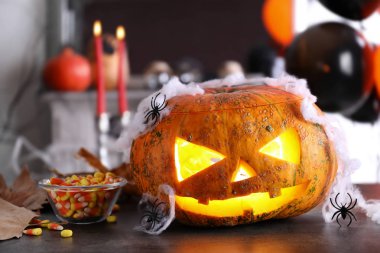 Cadılar Bayramı Balkabağı şekerler Oda karanlık tablo ile