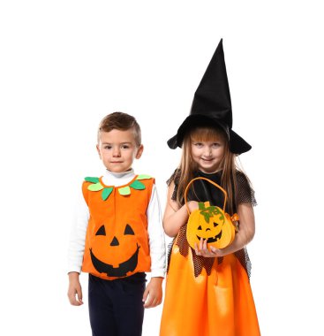 Sevimli küçük çocuk cadı ve Jack-o-lantern Cadılar Bayramı için beyaz zemin üzerine giymiş