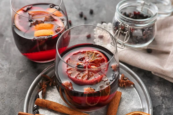 Glas Leckeren Glühwein Auf Metalltablett — Stockfoto