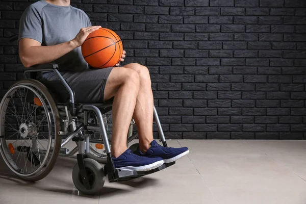 Young Basketball Player Sitting Wheelchair Dark Brick Wall — Stock Photo, Image