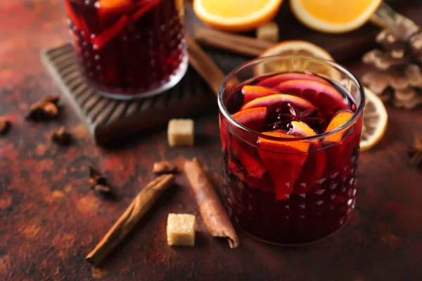 Glas Leckerer Glühwein Auf Farbtisch — Stockfoto