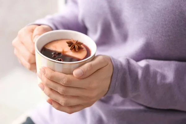 Femme Tenant Une Tasse Délicieux Vin Chaud Gros Plan — Photo