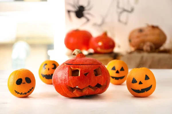 Kreative Orangen Mit Halloween Kürbis Auf Hellem Holztisch — Stockfoto
