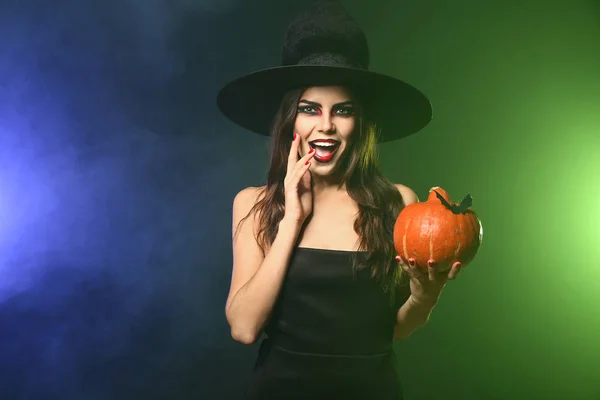 Красивая Женщина Одетая Ведьма Хэллоуин Цветном Фоне — стоковое фото