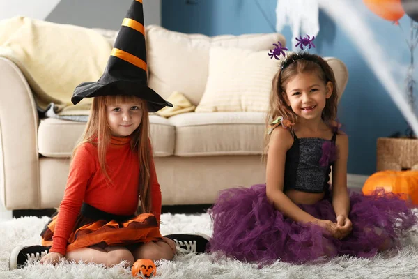 Meninas Bonitos Trajes Halloween Casa — Fotografia de Stock