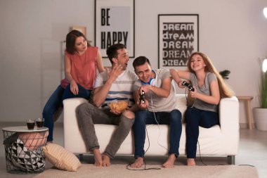 Gençler evde video oyunları oynarken akşamları