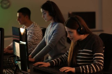 Gençler turnuvada video oyunları oynuyorlar