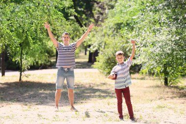 Açık havada Ragbi oynarken babası olan küçük çocuk