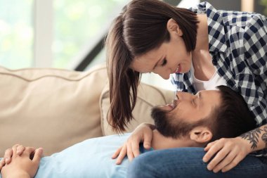 Evde istirahat mutlu güzel çift