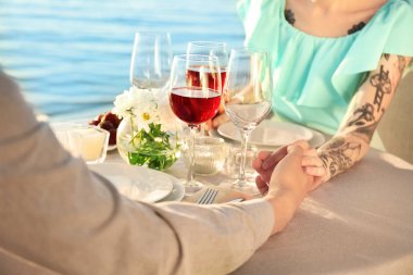 Tarihte Nehri yakınında mutlu güzel çift