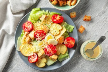 Plaka masada lezzetli Sezar salatası ile