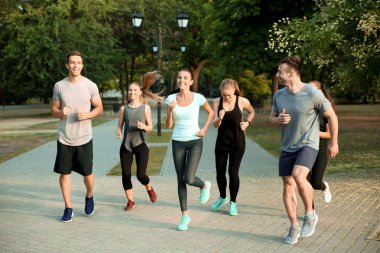 Grup açık havada çalışan sportif insan