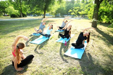 Grup sportif insan parkta eğitim