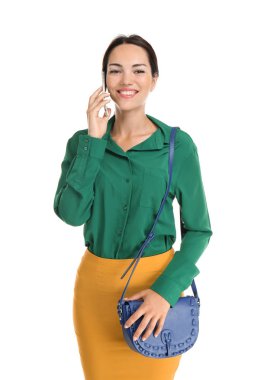 Beyaz arka plan karşı cep telefonu konuşurken güzel iş kadını