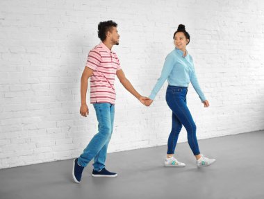 Mutlu ırklararası çift boş odada. Yeni evime taşınmaya