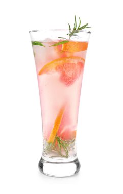 Taze greyfurt kokteyl cam beyaz zemin üzerine biberiye ile