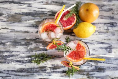 Taze greyfurt ahşap masa üzerinde bardaklarda rosemary ile kokteyl