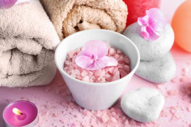 Ortanca çiçek ve deniz tuzu renk tablosu üzerinde Spa kompozisyonu