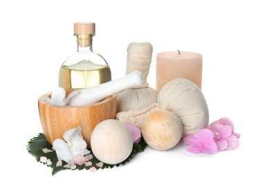 Ortanca çiçek ve deniz tuzu beyaz arka plan üzerinde güzel spa kompozisyonu