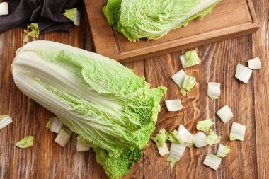 Ahşap masa üzerinde olgunlaşmış taze lahana