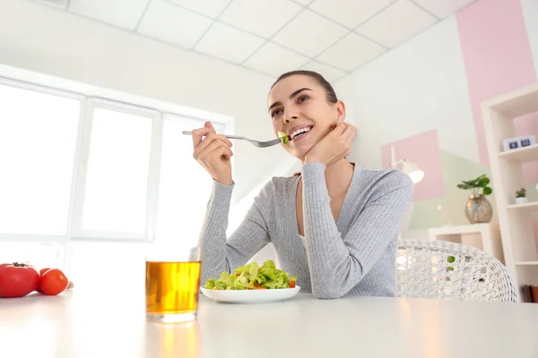 Genç Kadın Evde Taze Salata Yemek Sağlıklı Gıda Kavramı — Stok fotoğraf