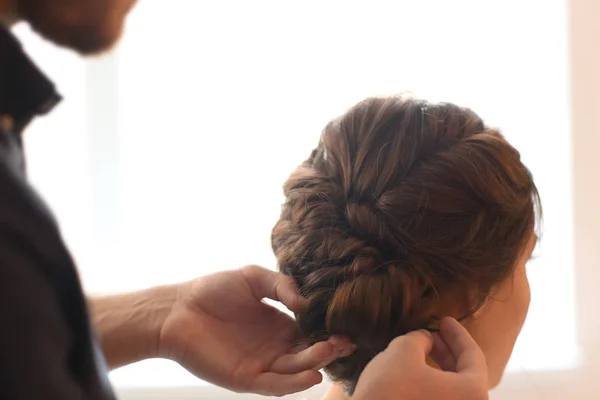 与美容院客户合作的专业美发师 — 图库照片