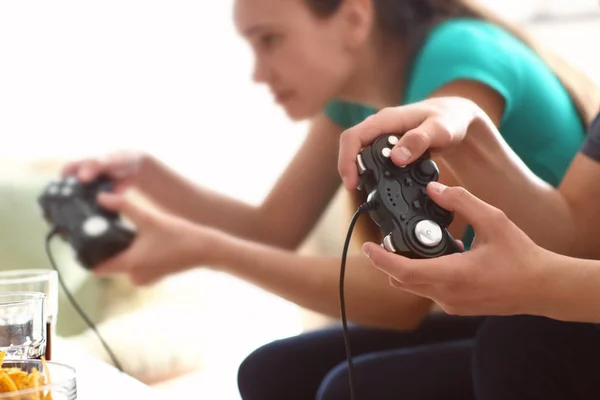 Adolescentes Jugando Videojuegos Casa —  Fotos de Stock