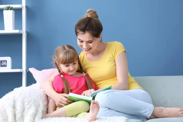 Moeder Haar Dochter Lezen Boek Samen Thuis — Stockfoto