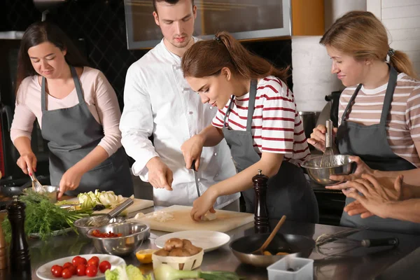 Kock Och Grupp Ungdomar Matlagningskurser — Stockfoto